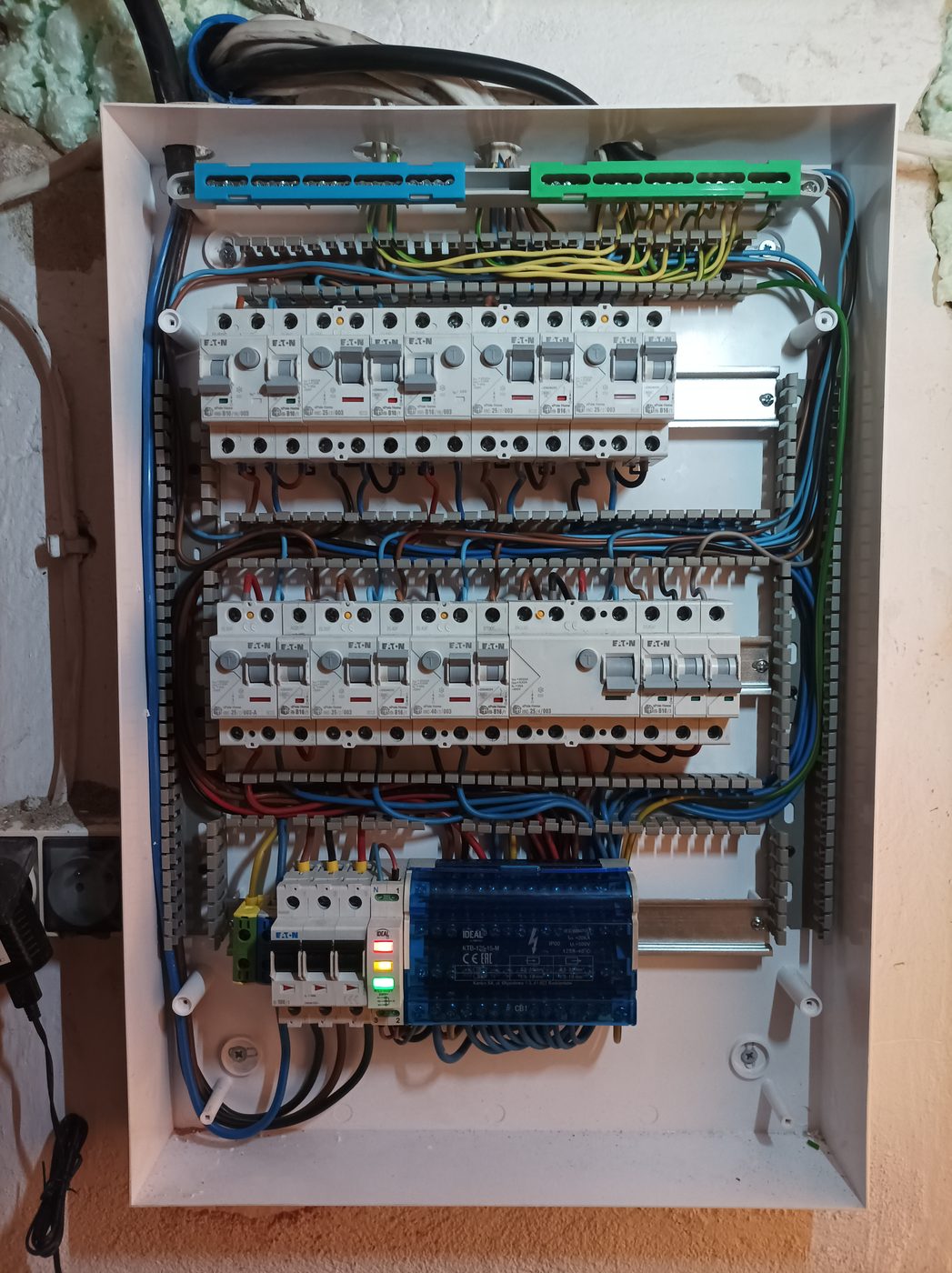 Rozdzielnica natynkowa z aparaturą Eaton po modernizacji instalacji elektrycznej – ZBIKOS Rybnik